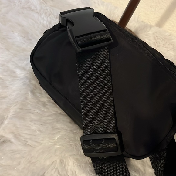 Lole unisex belt bag. - Picture 7 of 7